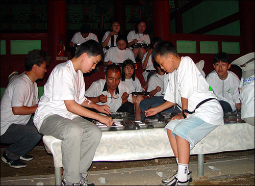 밤 늦게 도착한 첫날 숙소 건봉사. 목탁소리를 들으며 저녁 공양을 하고 있는 반쪽이들. 